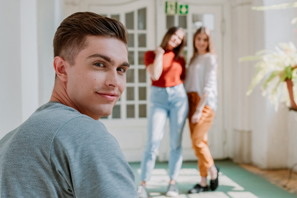 Student uśmiecha się do obiektywu 