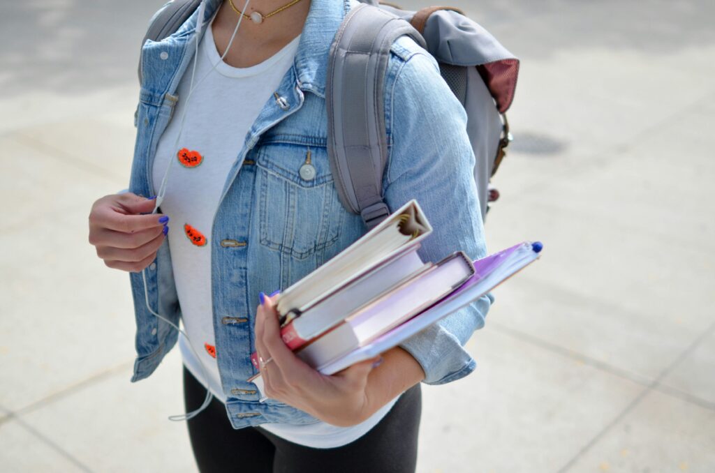 studentka trzymająca stos książek
