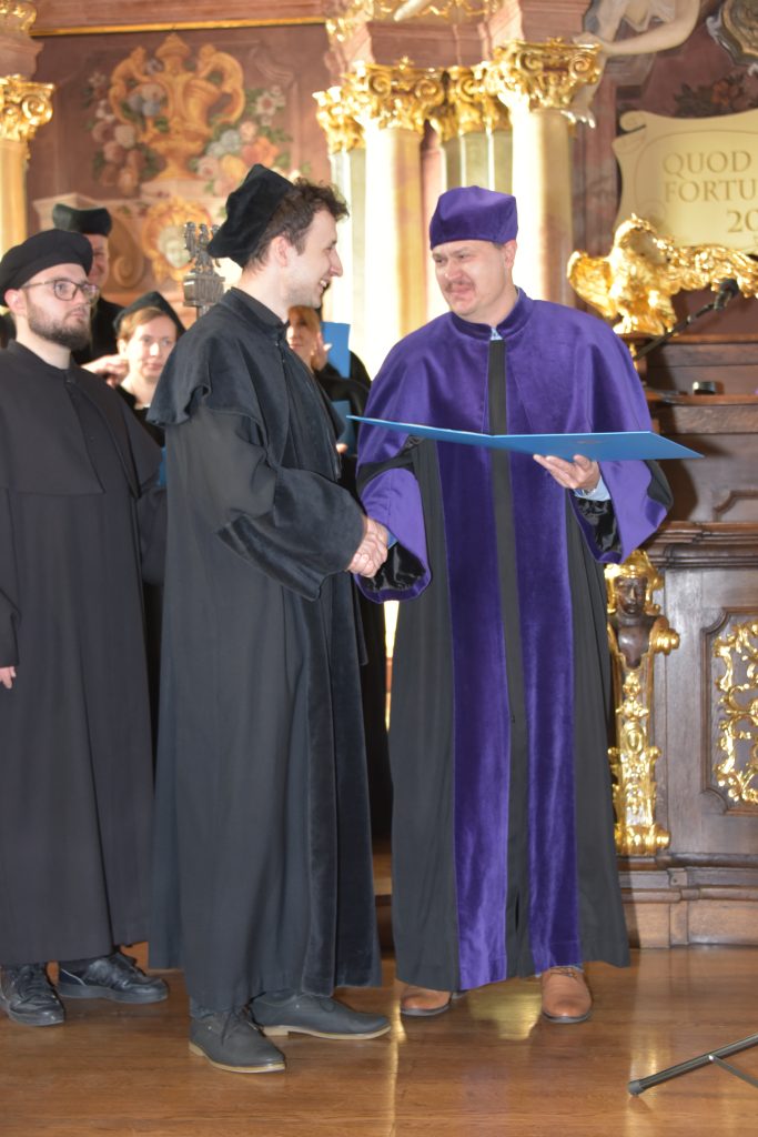 dr Wojciech Szczerbowicz odbiera dyplom z rąk promotora, prof. Mikiewicza