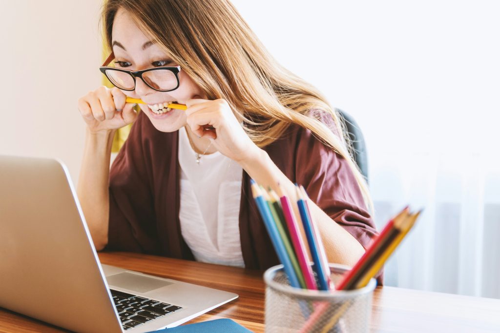 studentka przed komputerem